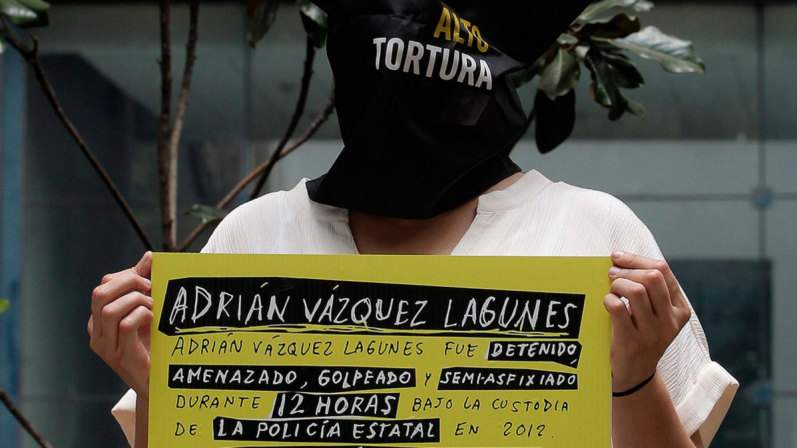 Un miembro de Amnistía Internacional con el rostro cubierto protesta el pasado junio contra la tortura en Ciudad de México.