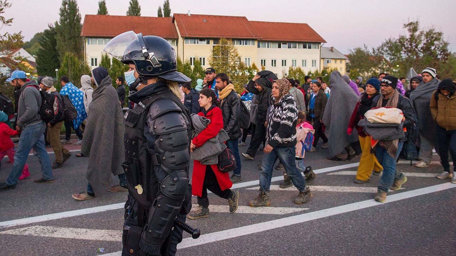 Migrantes cruzan la frontera entre Eslovenia y Austria en Sentilj, el 21 de octubre de 2015. AFP PHOTO / RENE GOMOLJ