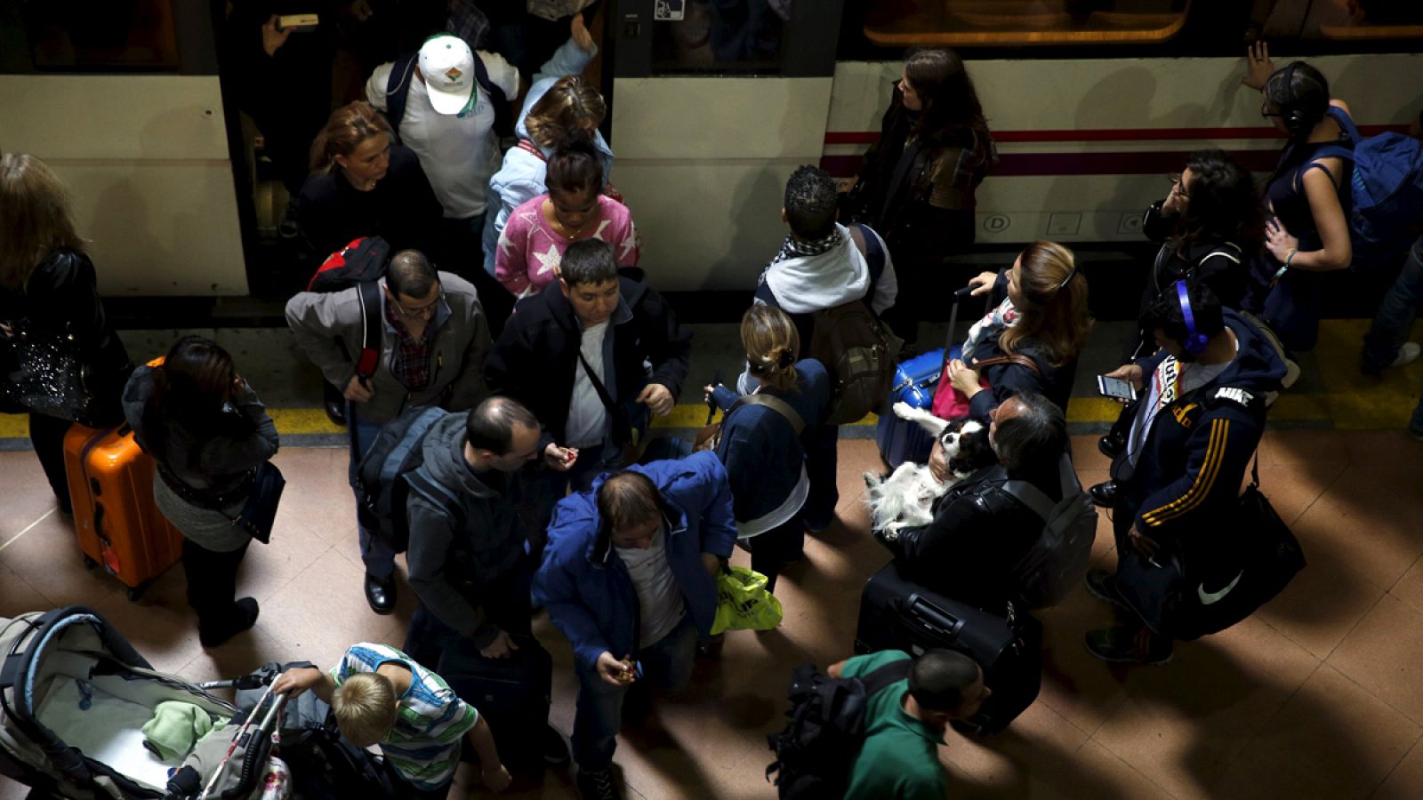 Unos pasajeros bajan de un tren de Cercanías en Atocha