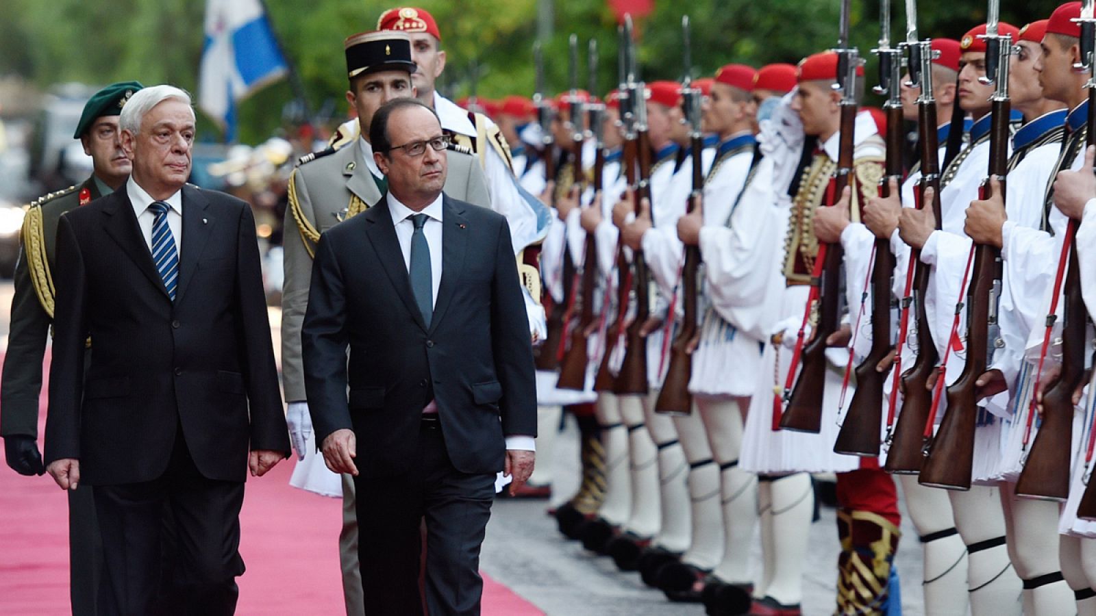 El presidente griego y su homólogo francés pasan revista a las tropas