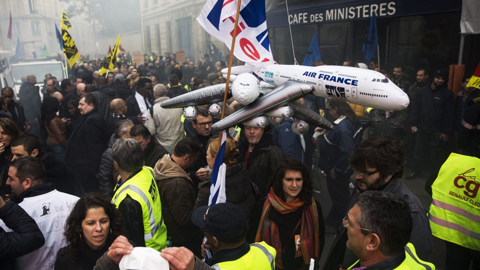 Trabajadores de Air France se manifiestan con aviones hinchables cerca de la Asamblea Nacional