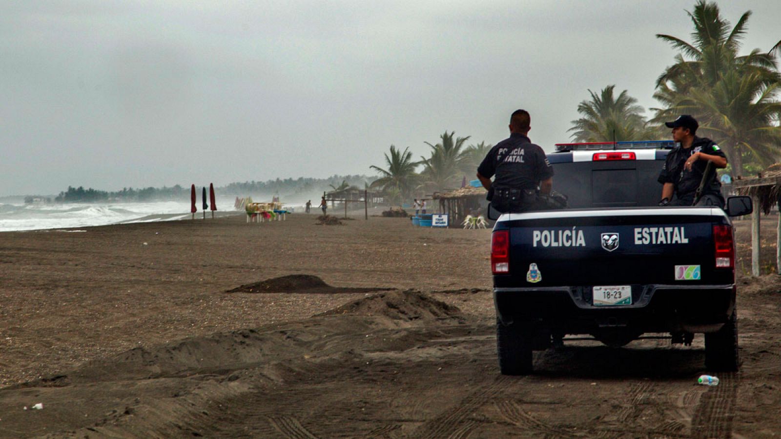 La policía patrulla la playa de Boca de Pascuales, en el estado mexicano de Colima, ante la llegada del huracán Patricia.