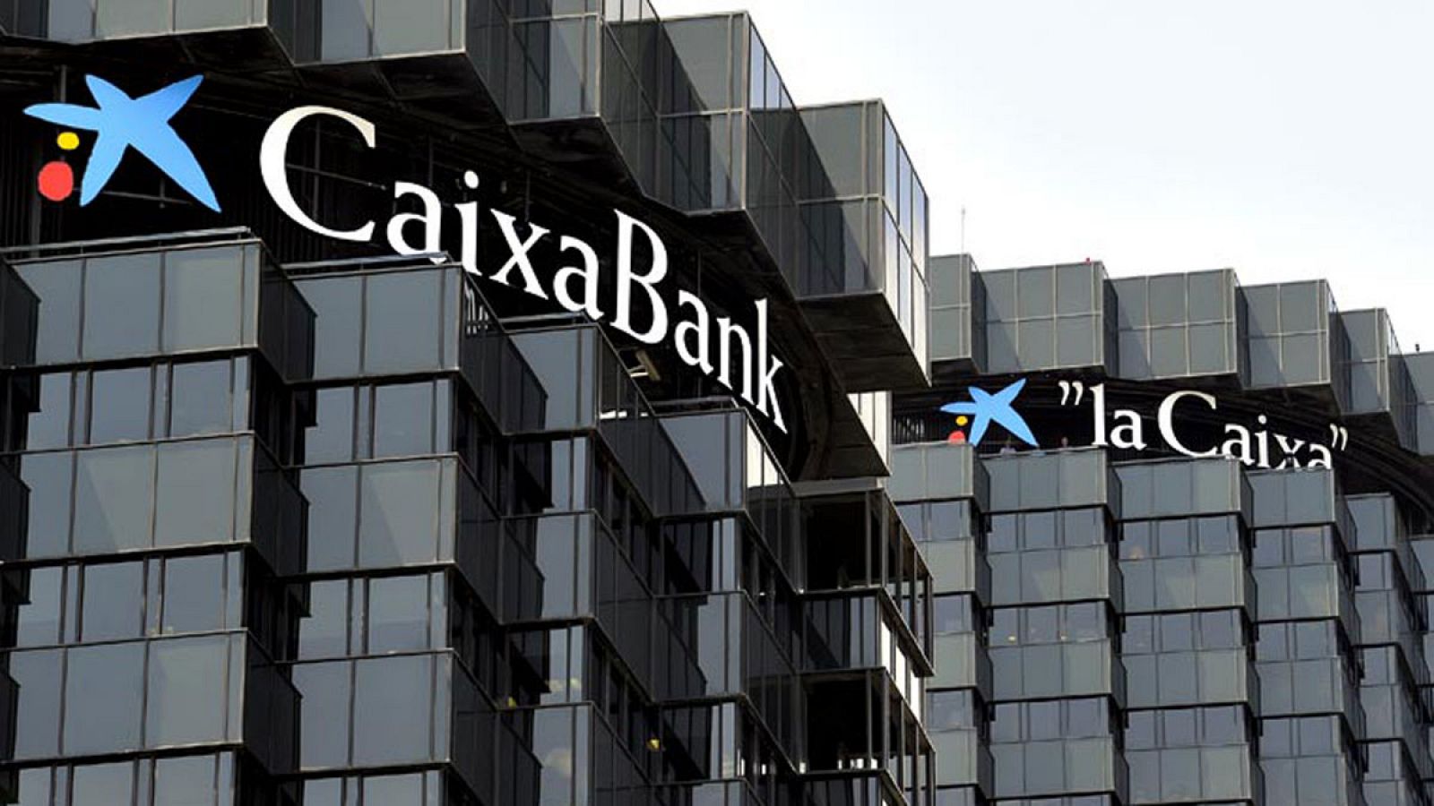 Logo de Caixabank en la sede central del banco en Barcelona