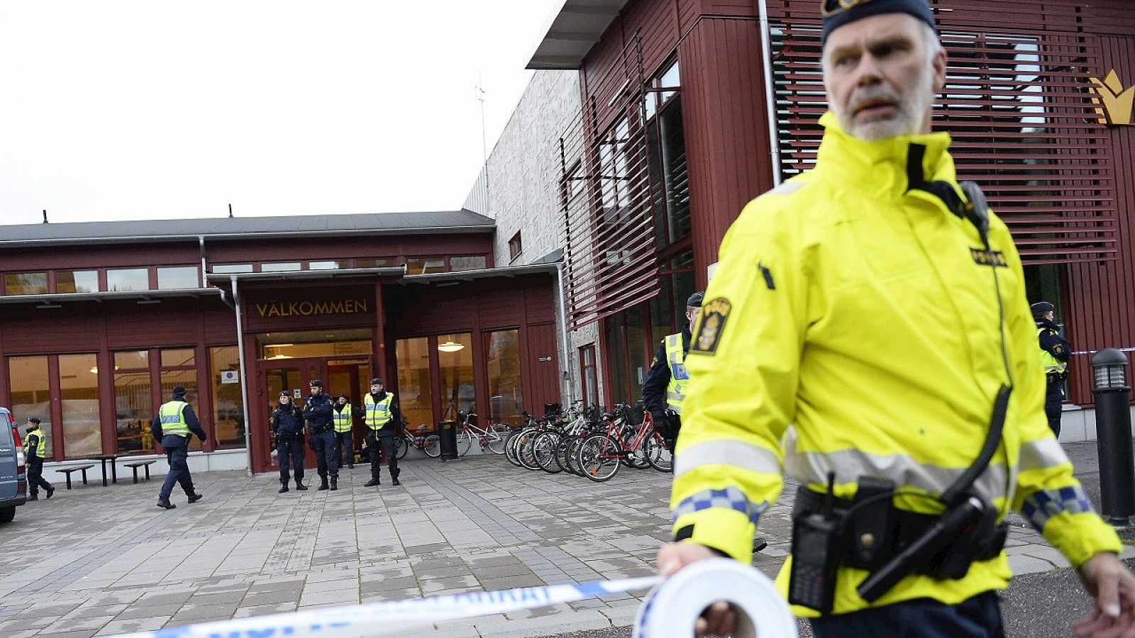 La Policía acordona la escuela atacada en Trollhattan, al suroeste de Suecia, el 22 de octubre de 2015, tras el ataque de un hombre armado con un sable.  AFP PHOTO / JONATHAN NACKSTRAND