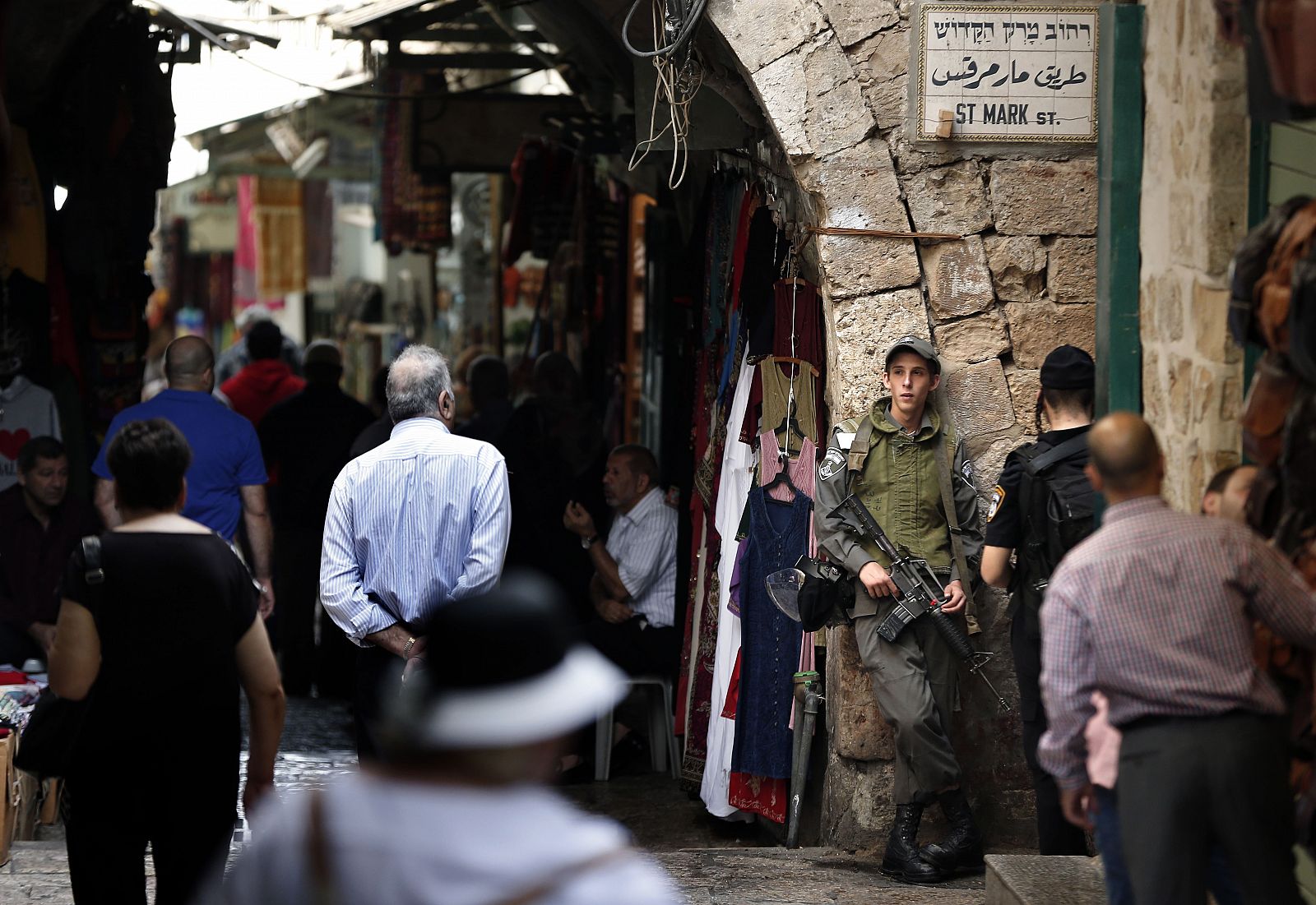 Las fuerzas de seguridad israelíes hacen guardia en la Ciudad Vieja de Jerusalén este viernes.