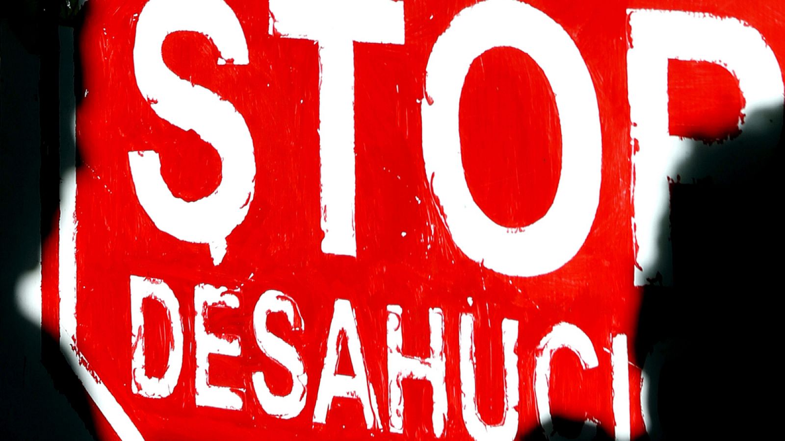 Concentración de Stop Desahucios para exigir que Laboral Kutxa suspenda la subasta de una vivienda