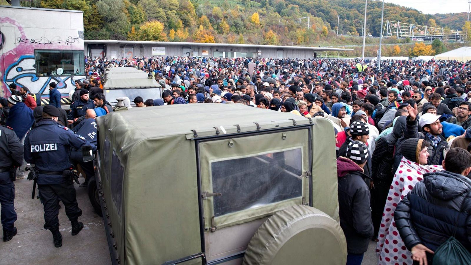 Cientos de refugiados aguardan en la frontera entre Eslovenia y Austria