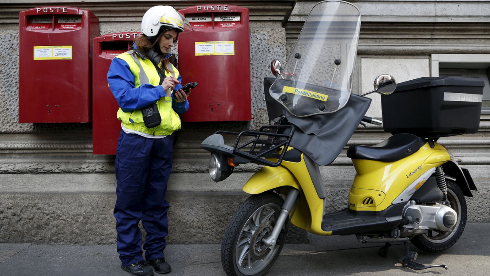 Una empleada de Poste Italiane ante la sede de Milán