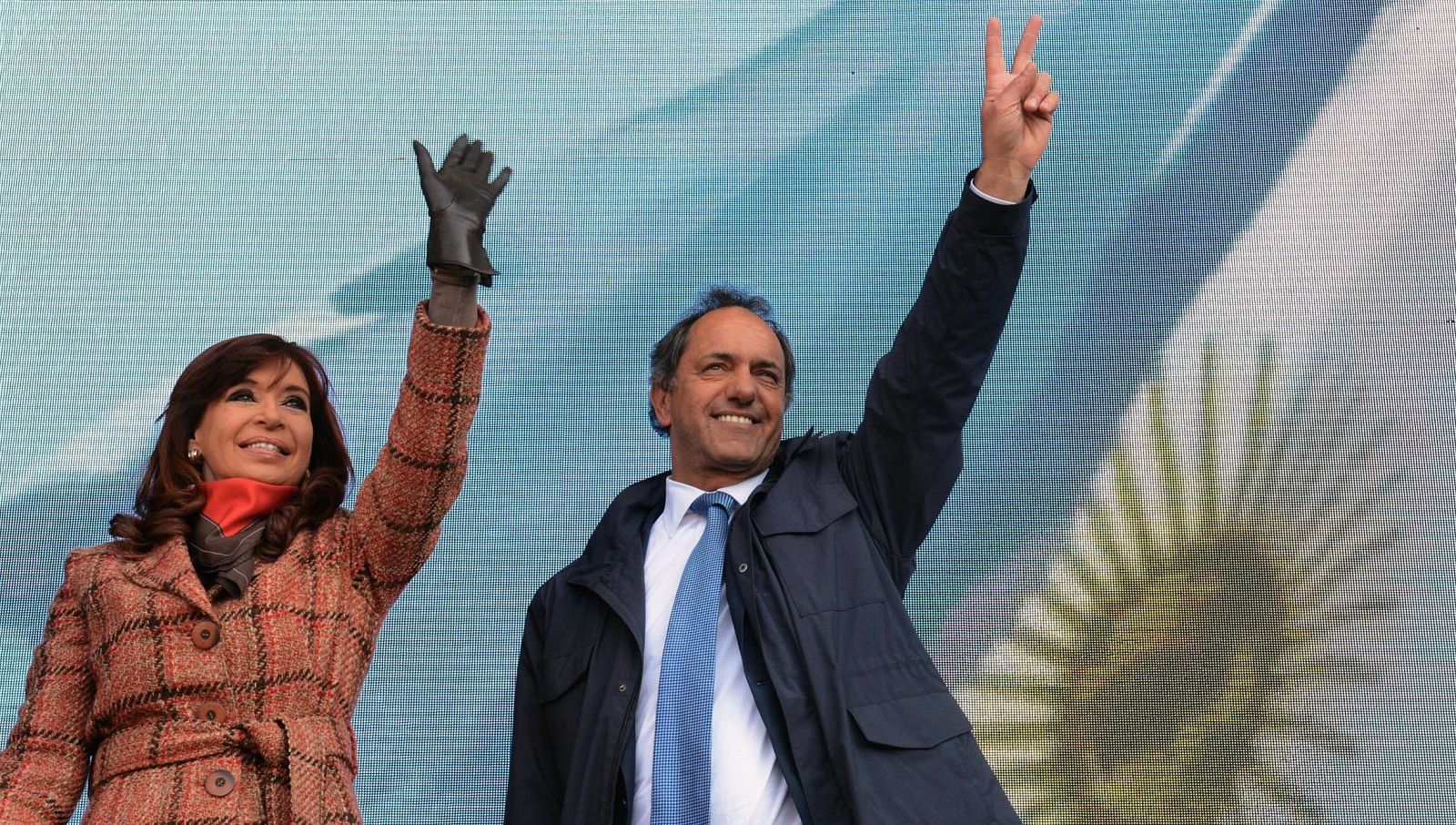 Cristina Fernández arropada por su candidato a sucederla en la Casa Rosada.