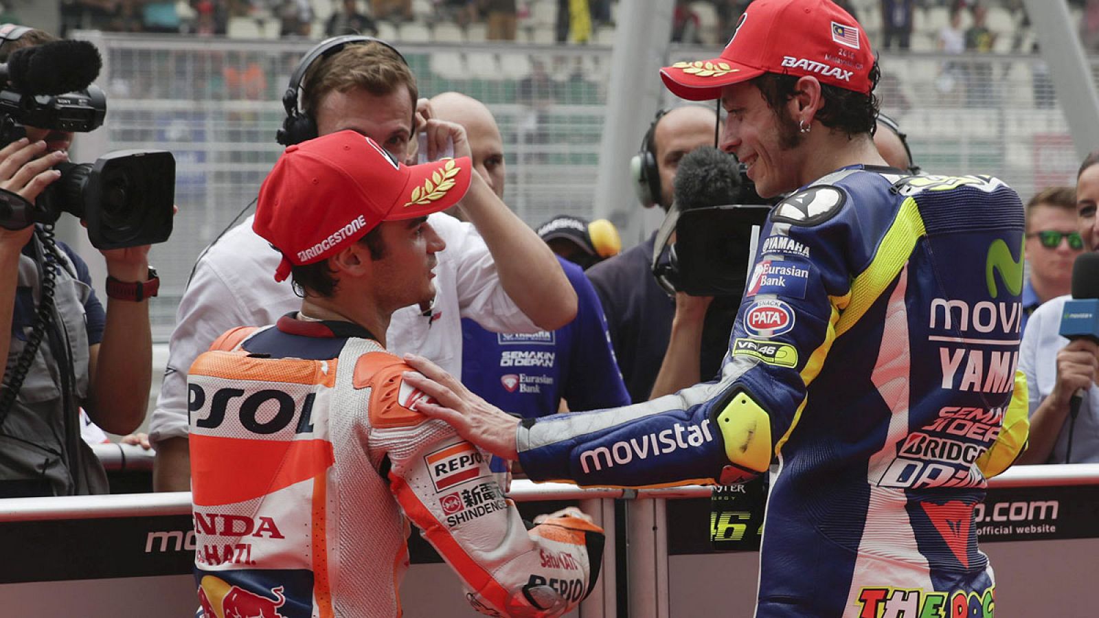 Valentino Rossi (d) saluda a Dani Pedrosa en el circuito de Malasia
