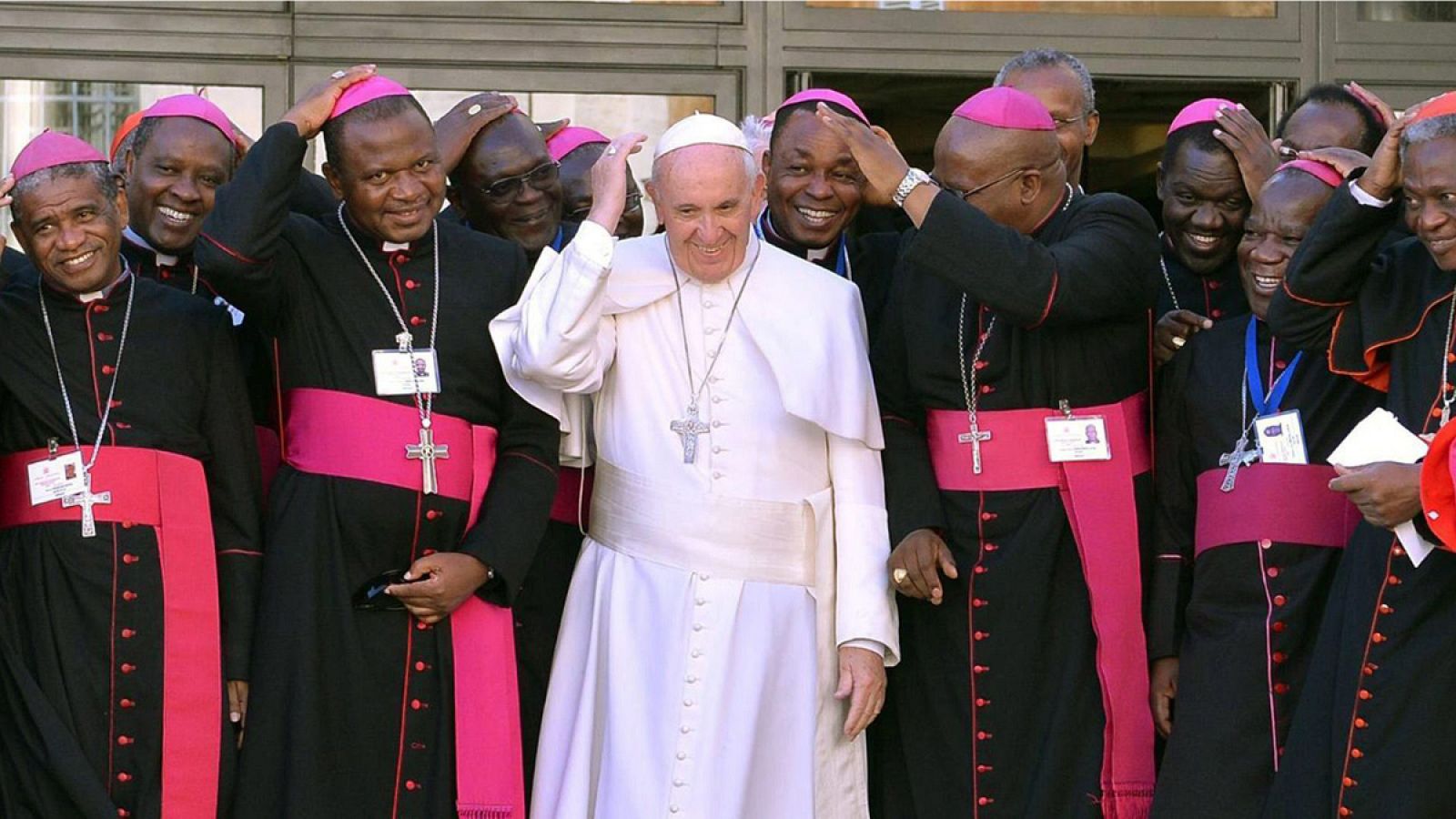 El Papa Francisco posa junto con los obispos y cardenales durante el Sínodo de obispos celebrado este sábado