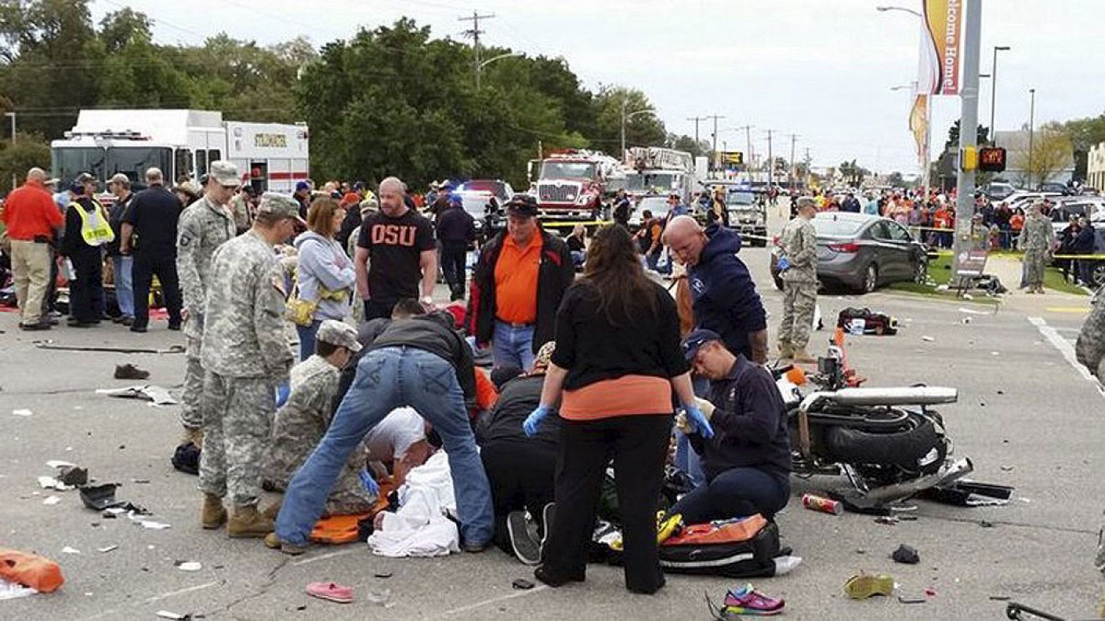 Varias personas atienden a los heridos del atropello en Oklahoma