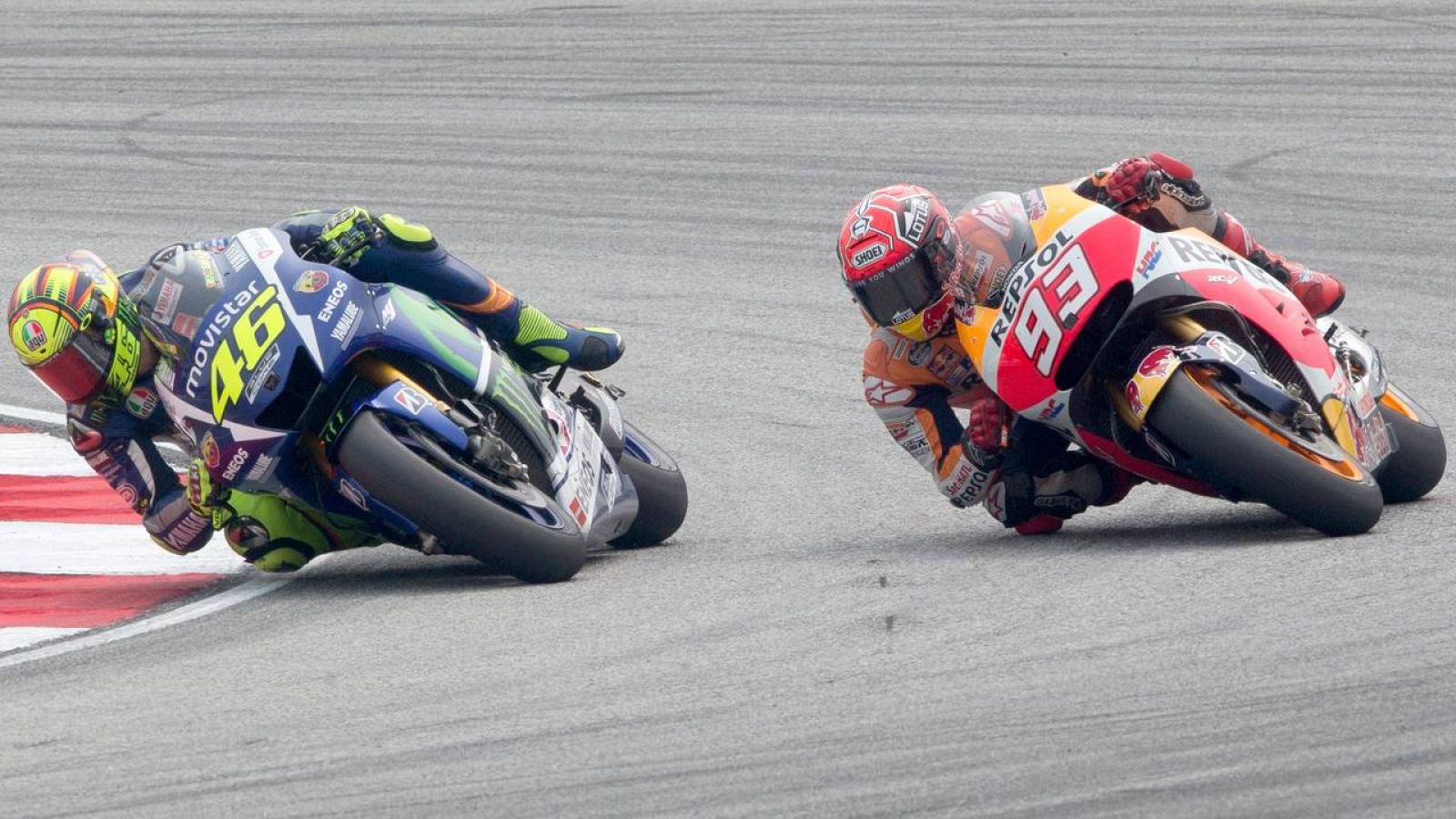tenedor toque En cantidad MotoGP 2015 | GP de Malasia | Rossi tira intencionadamente a Márquez en una  carrera que ganó Pedrosa - RTVE.es