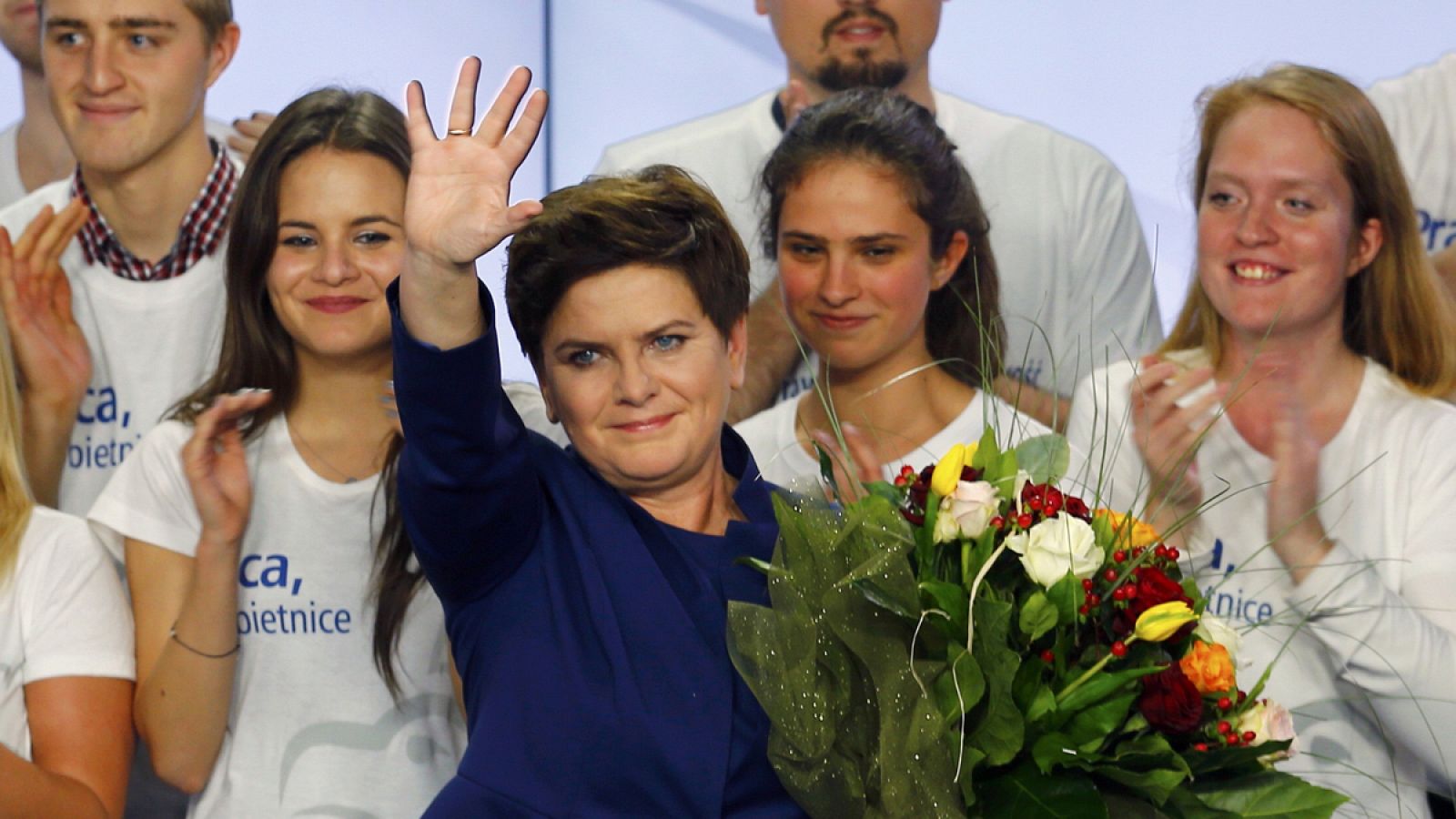 La candidata del partido de la oposición polaca, Ley y Justicia, Beata Szydlo, celebra el éxito electoral
