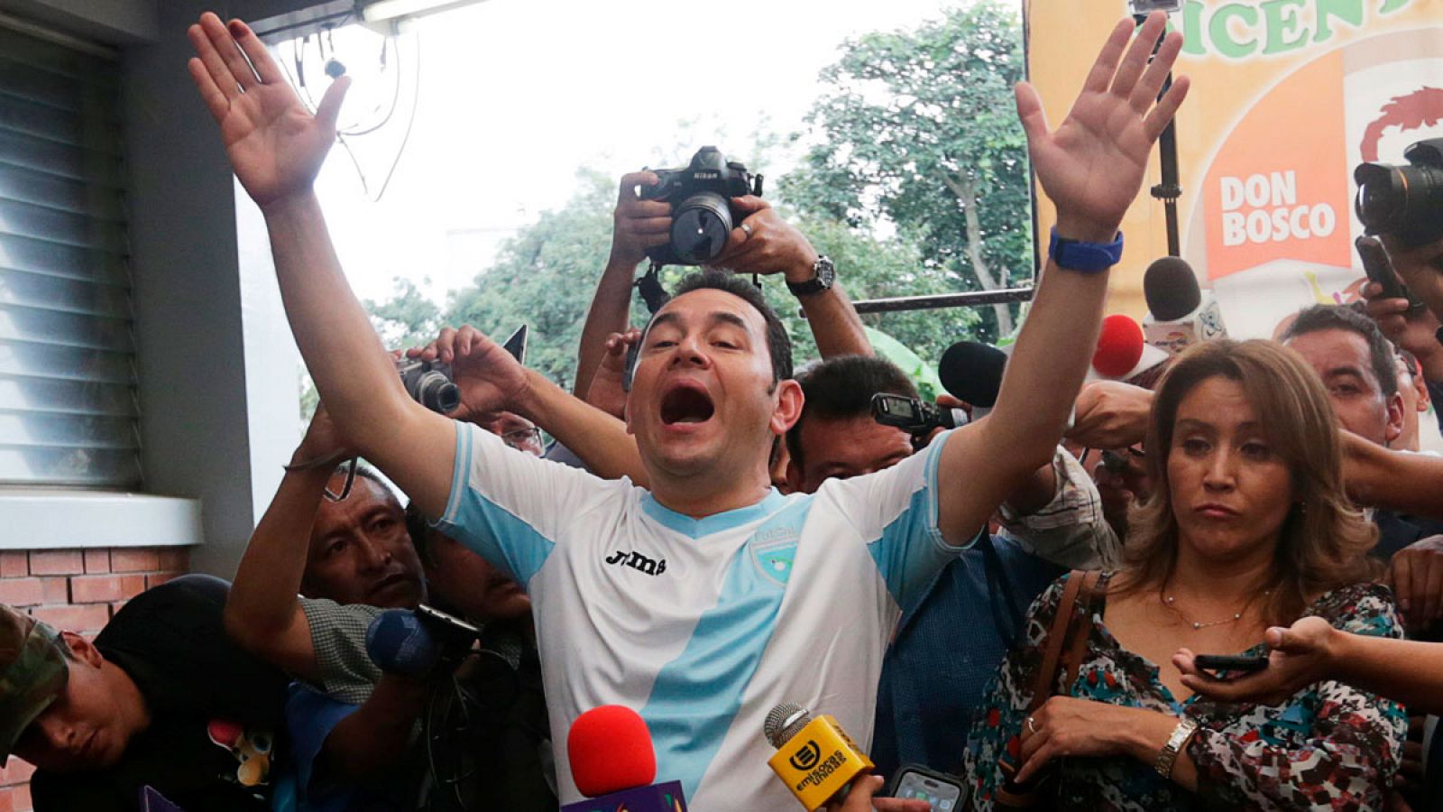El candidato a la presidencia de Guatemala, Jimmy Morales, tras acudir a depositar su voto en la segunda vuelta de las elecciones.
