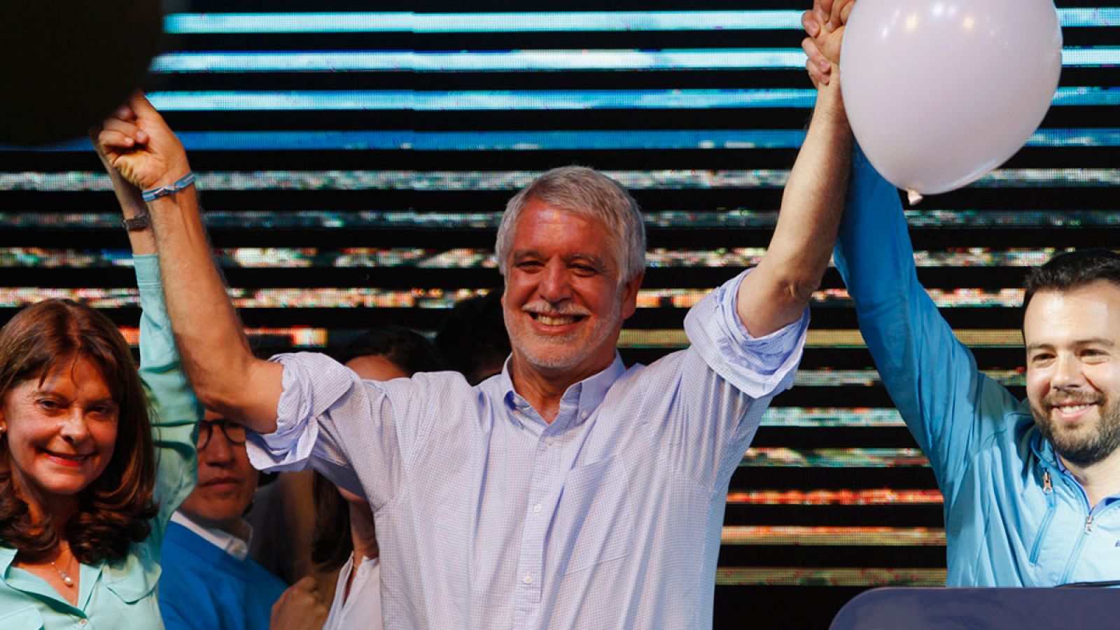 Enrique Peñalosa, nuevo alcalde de Bogotá, celebra los resultados obtenidos en las elecciones locales de Colombia.
