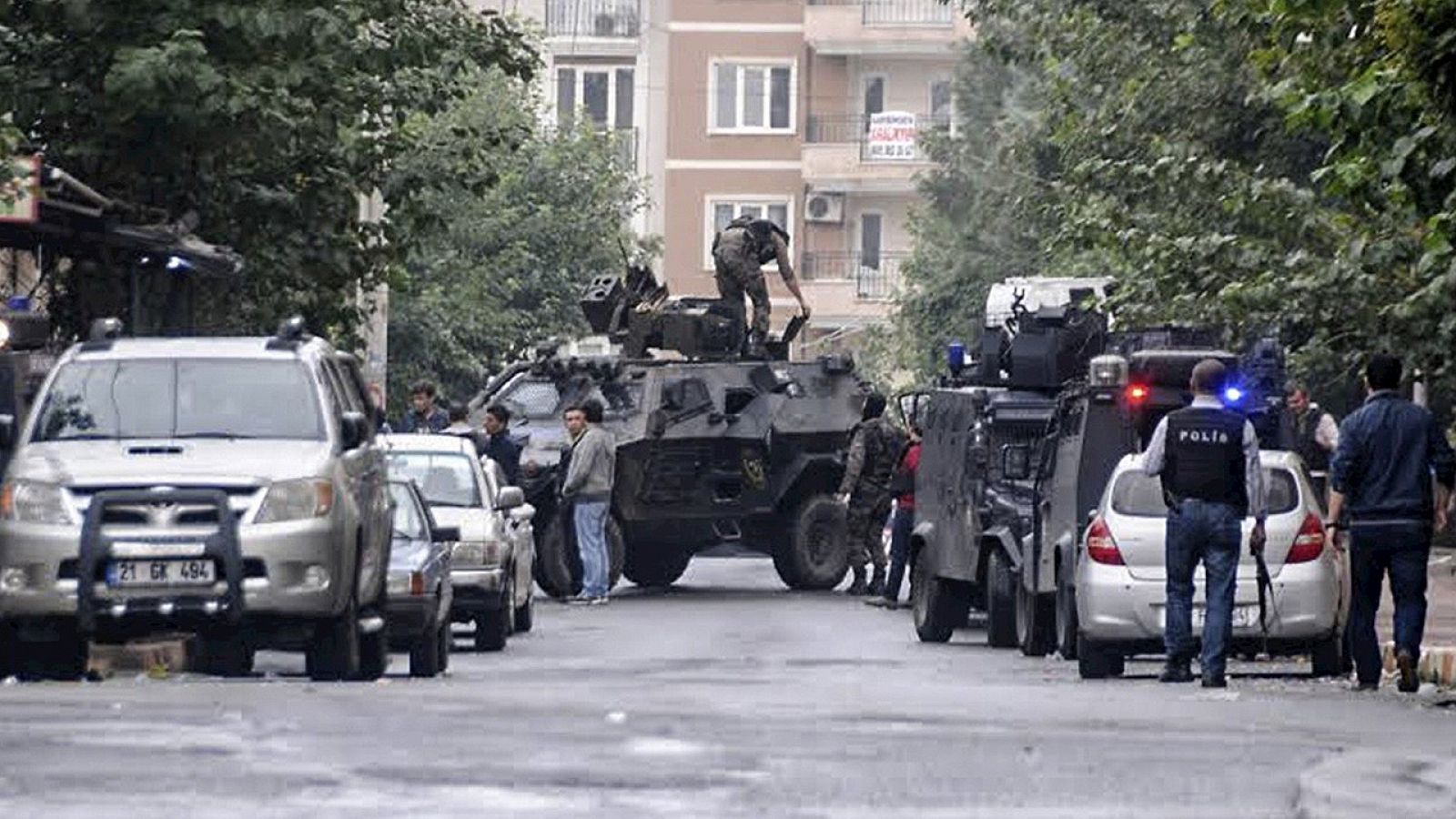 Fuerzas especiales turcas durante la operación contra células del Estado Islámico en Diyarbakir, sureste del país. AFP PHOTO / ILYAS AKENGIN