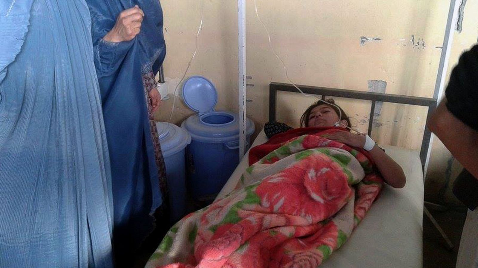 Una niña afgana herida en la estampida de la escuela de Tajar tras el terremoto en Afganistán