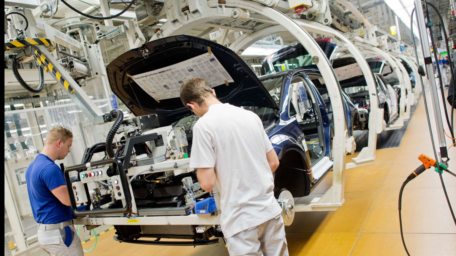 Dos operarios en la cadena de montaje de Volkswagen en Wolfsburgo