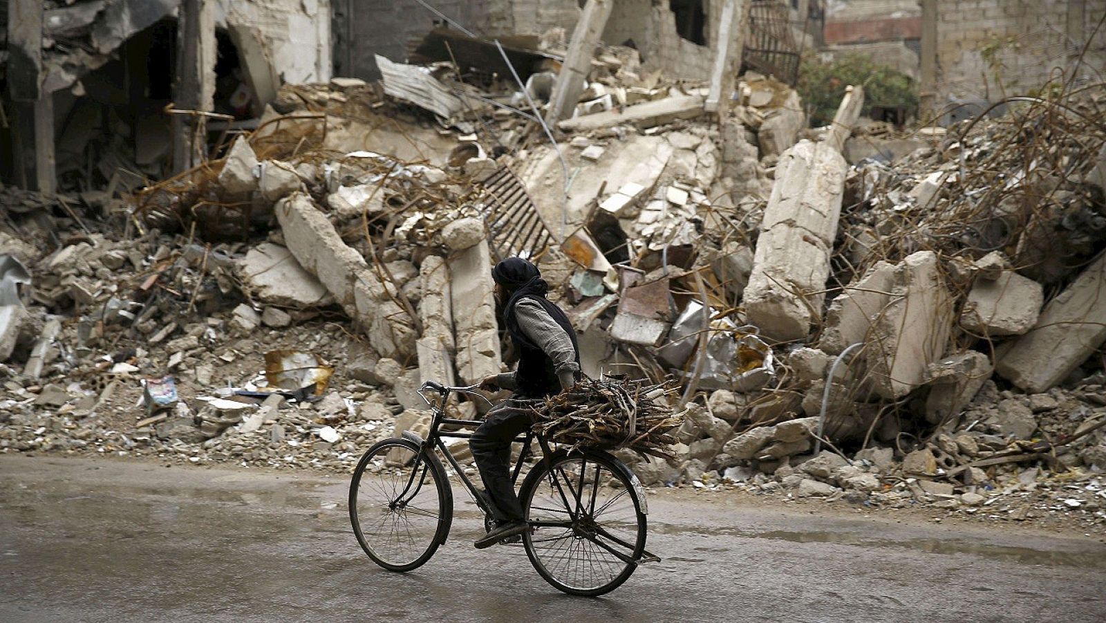 Edificios destruidos por los bombardeos en Duma, al este de Damasco, una zona bajo control de los rebeldes sirios, el 25 de octubre de 2015. AFP PHOTO / SAMEER AL-DOUMY