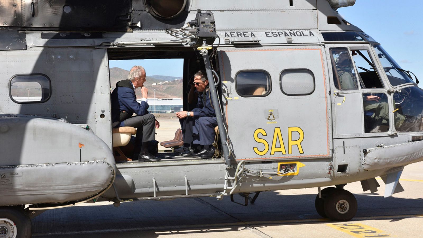 El ministro de Defensa, Pedro Morenés, en Las Palmas de Gran Canarias, dentro de un helicóptero Superpuma que participa en las tareas de búsqueda de los militares desaparecidos.