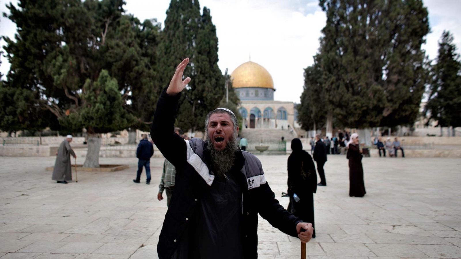 Un palestino gesticula en la Explanada de las Mezquitas de Jerusalén