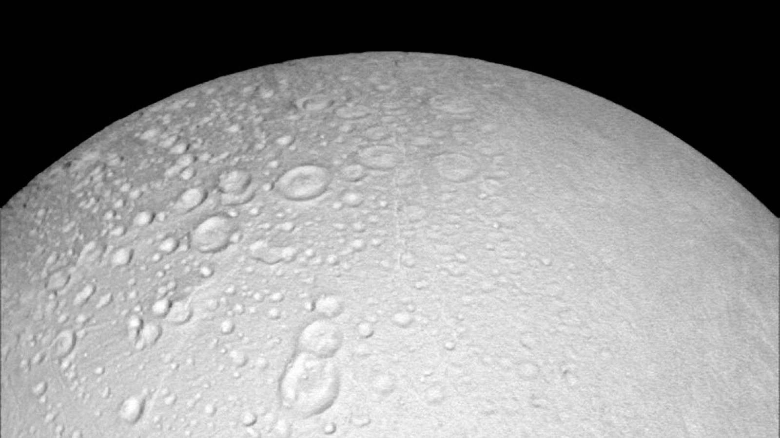 Imagen de Encélado, la luna helada de Saturno, tomada por Cassini.