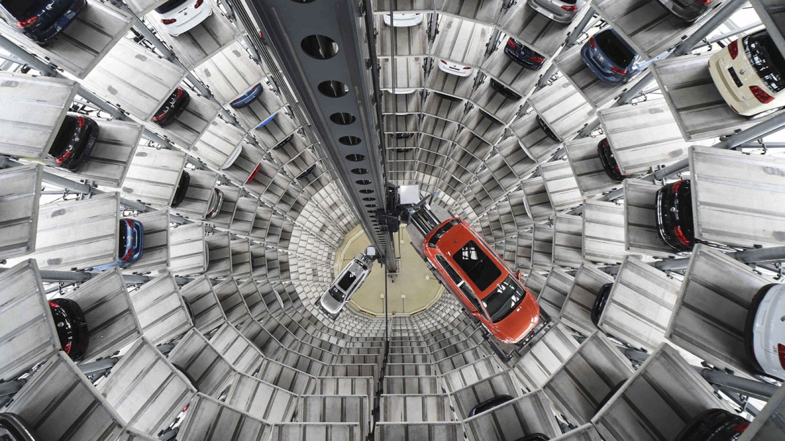 Carga de dos vehículos Volkswagen en una de las torres de distribución mecanizada de la planta de Wolfsburgo