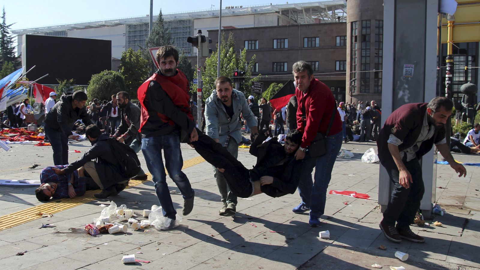 Manifestantes turcos trasladan heridos tras el atentado en Ankara el 10 de octubre