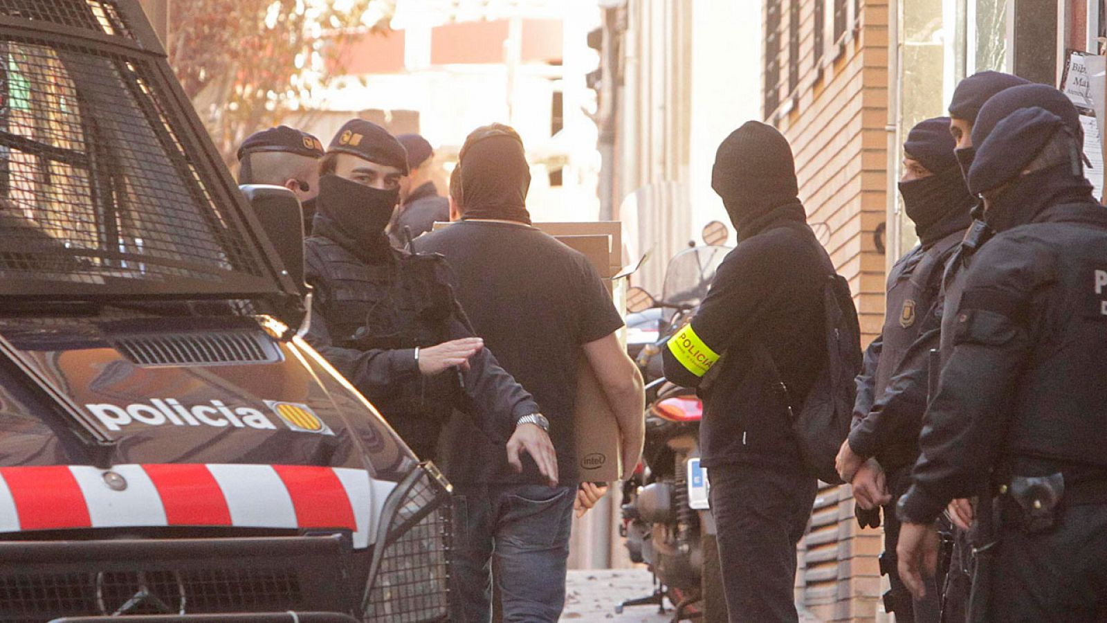 Los mossos finalizan el registro en el Ateneu Llibertari de Sants, en Barcelona