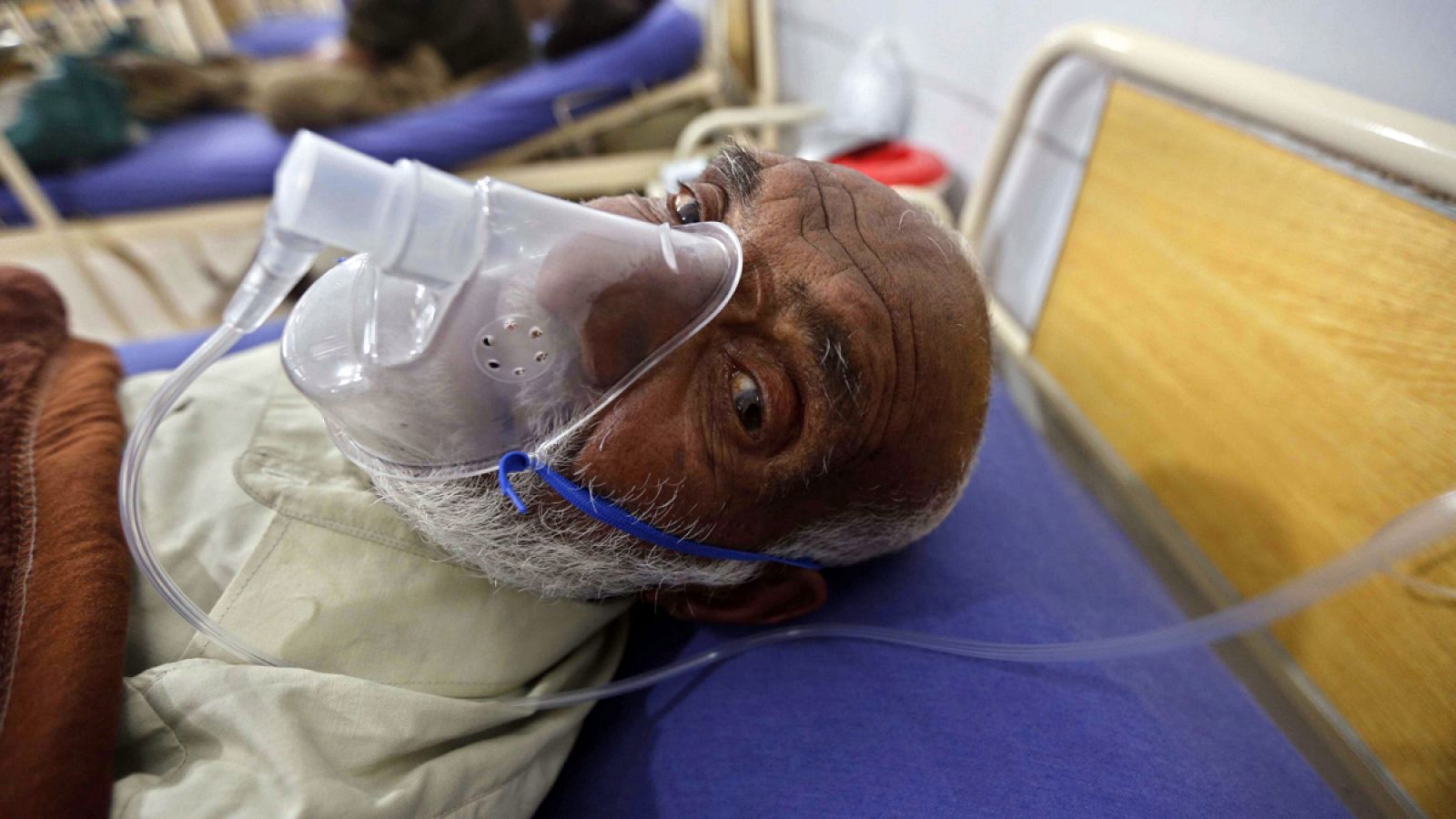 Un enfermo de tuberculosis recibe tratamiento médico en un hospital de Pesháwar (Pakistán)