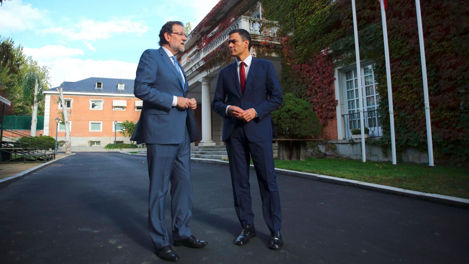El presidente del Gobierno, Mariano Rajoy, y el secretario general del PSOE, Pedro Sánchez, se han reunido en el Palacio de la Moncloa.