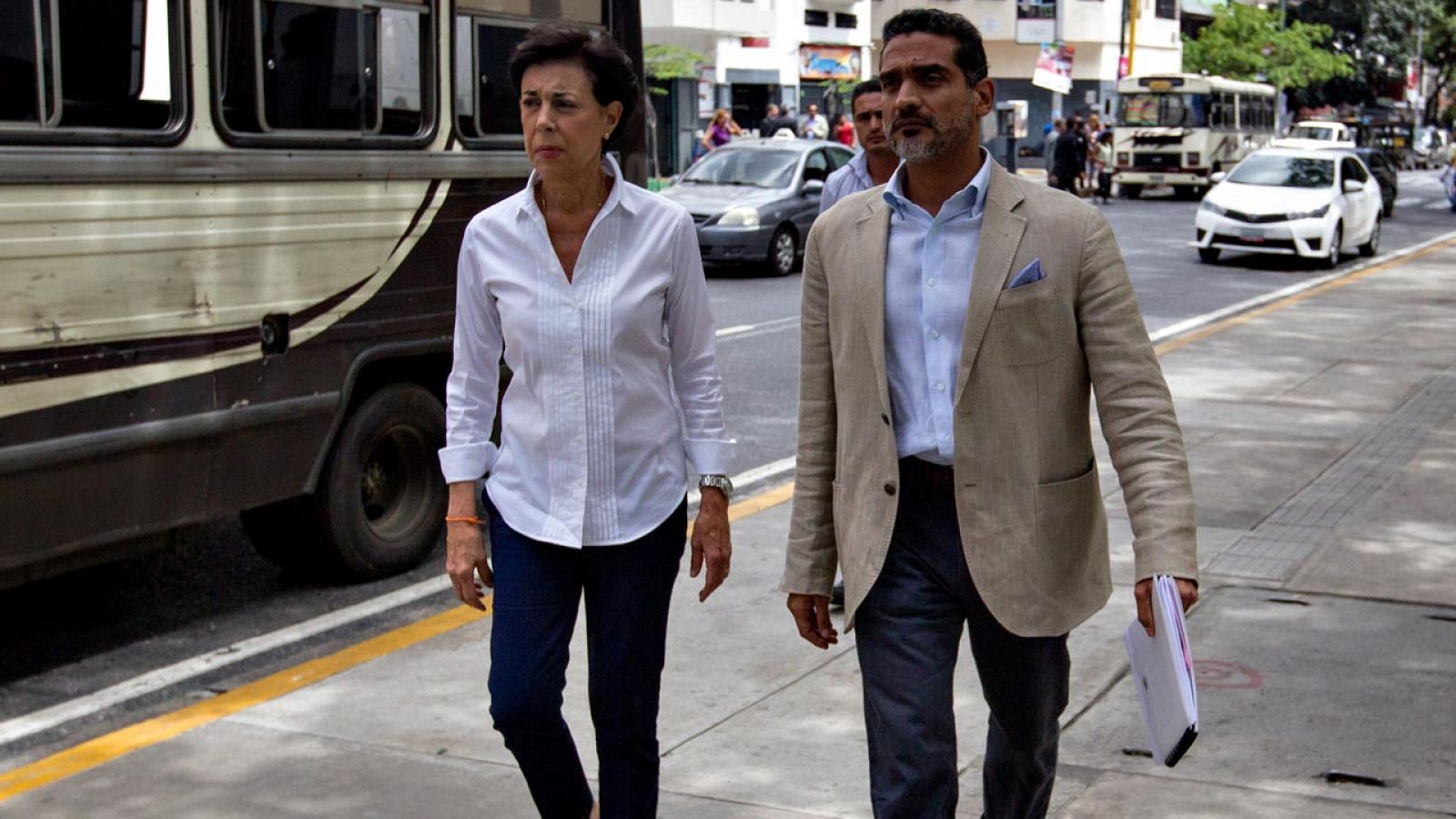 La madre de Leopoldo López, Antonieta Mendoza, acude junto a su abogado defensor, Juan Carlos Gutiérrez, a la sede del Ministerio Público en Caracas