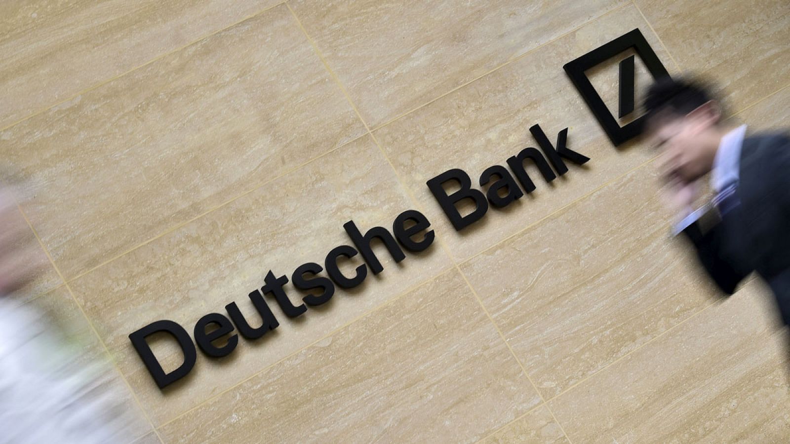 Transeúntes pasan por delante de la sede de Deutsche Bank en la City londinense