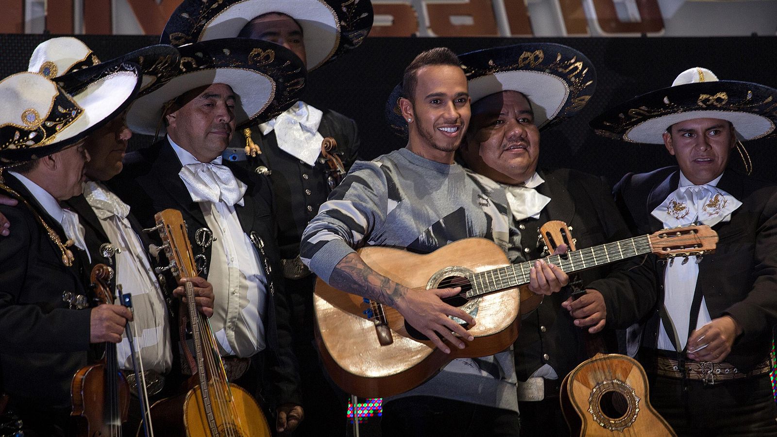 Lewis Hamilton, campeón del mundo de F1, rodeado de mariachis en la promoción del GP de México