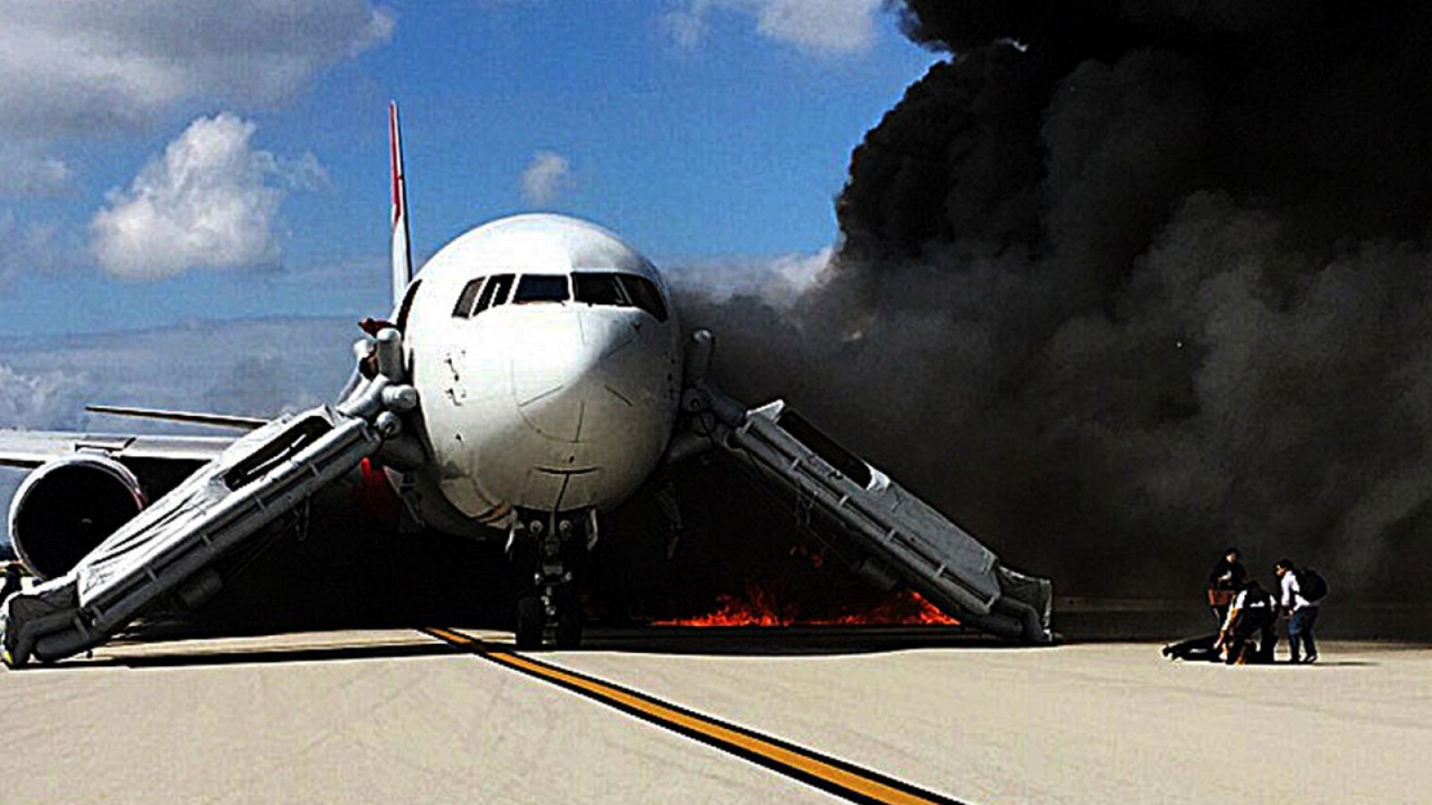 Pasajeros evacuan el avión de la compañía Dynamicas Airways incendiado en Florida