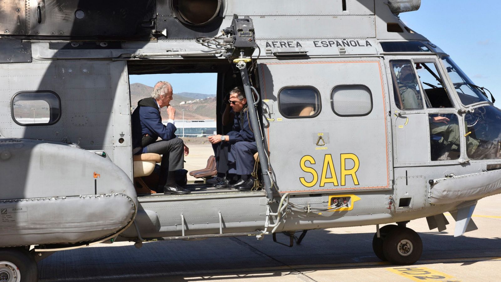 El ministro de Defensa, Pedro Morenés, en Las Palmas de Gran Canarias, dentro de un helicóptero Superpuma.