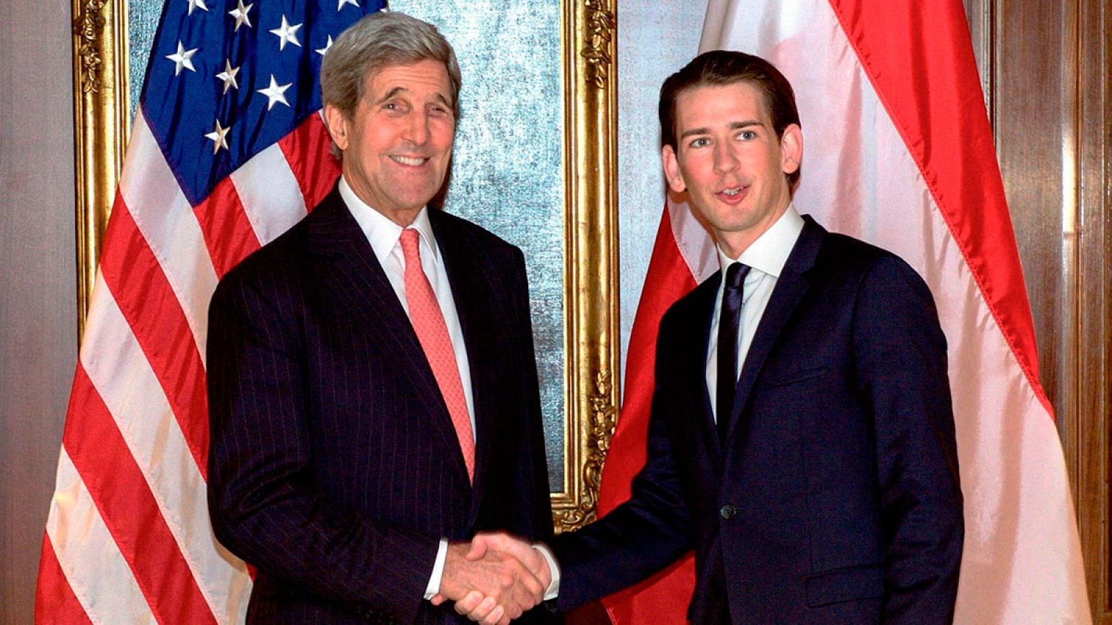 El secretario de Estado de EE.UU., John Kerry, saluda al ministro de Exteriores austriaco, Sebastian Kurz en Viena.