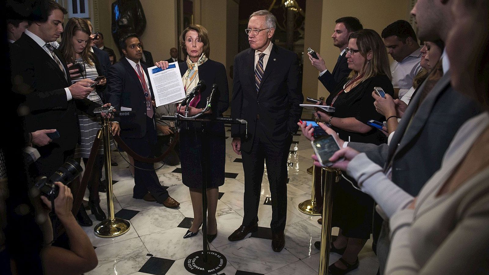La líder de la minoría demócrata en la Cámara de Representantes de EE.UU., Nancy Pelosi, y el líder de la minoría demócrata en el Senado, Harry Reid, hablan con la prensa sobre el acuerdo de presupuestos para los próximos dos años