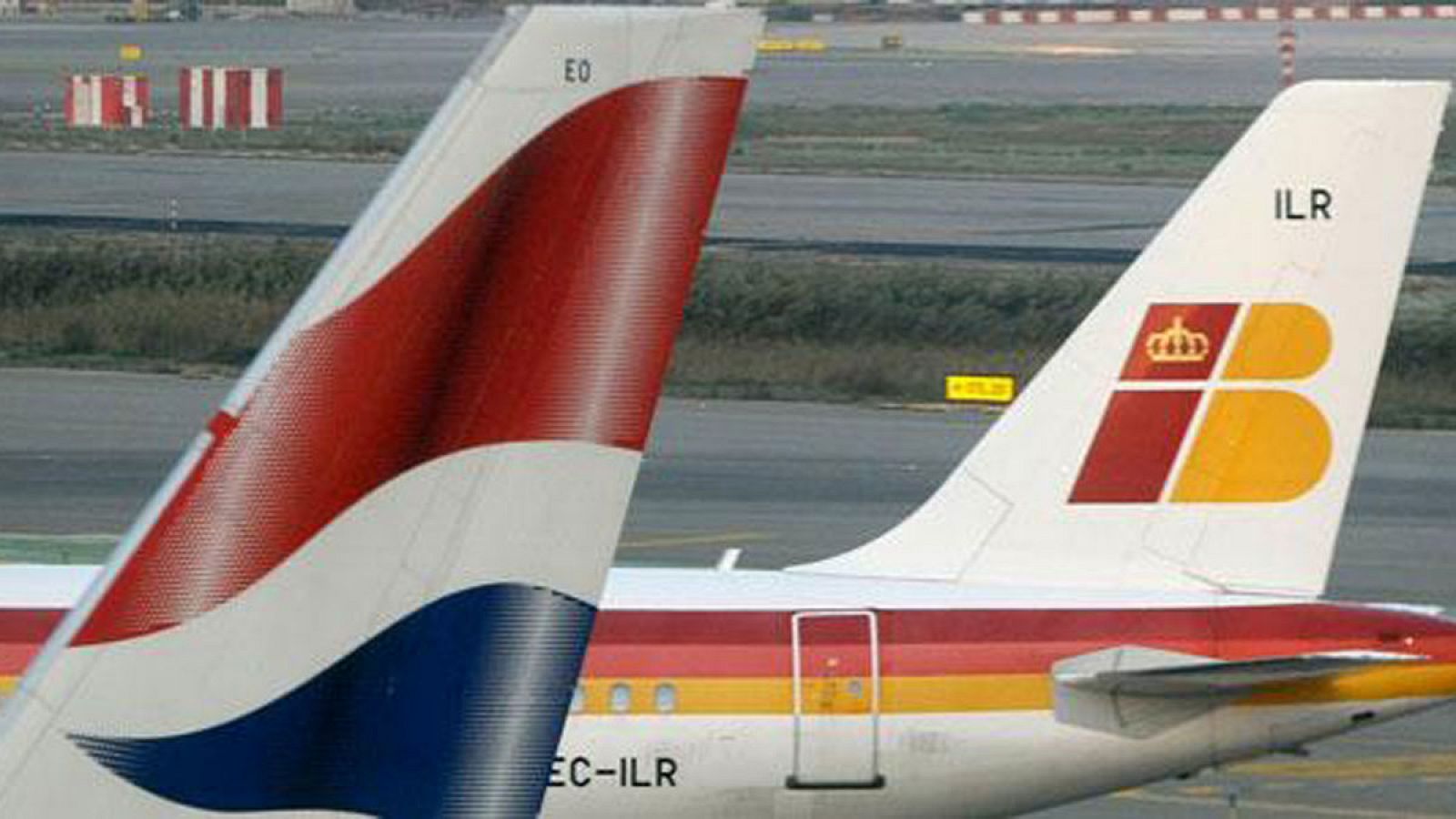 Colas de aviones de British Airways e Iberia