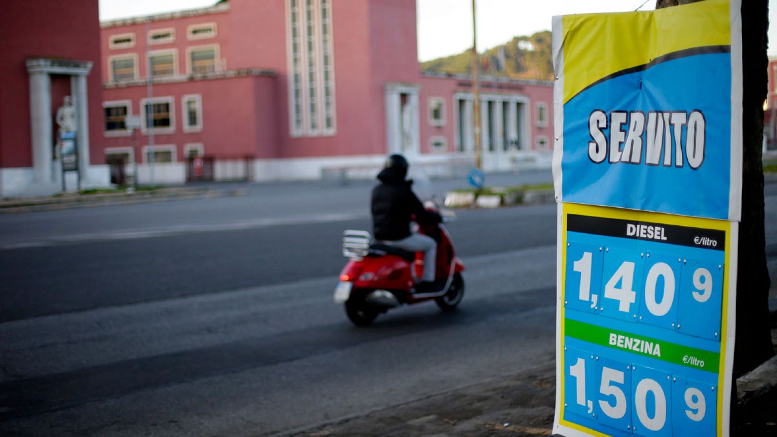 Cartel de precios de una gasolinera en Roma