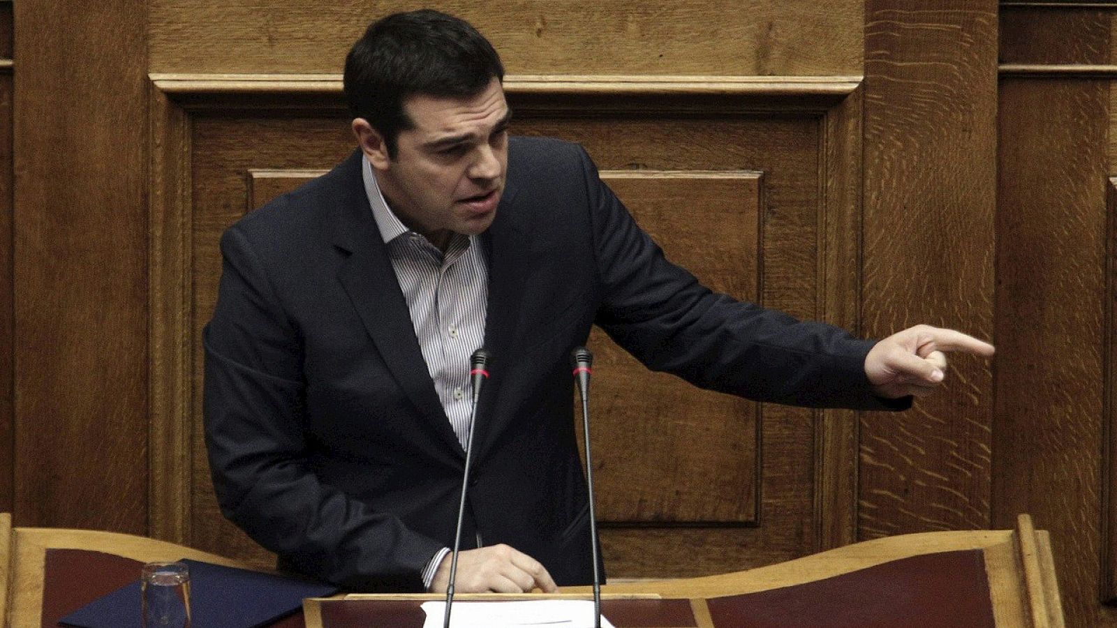 El primer ministro griego, Alexis Tsipras, durante la sesión de control en el Parlamento en Atenas (Grecia), el 30 de octubre de 2015. EFE/Alexandros Vlachos
