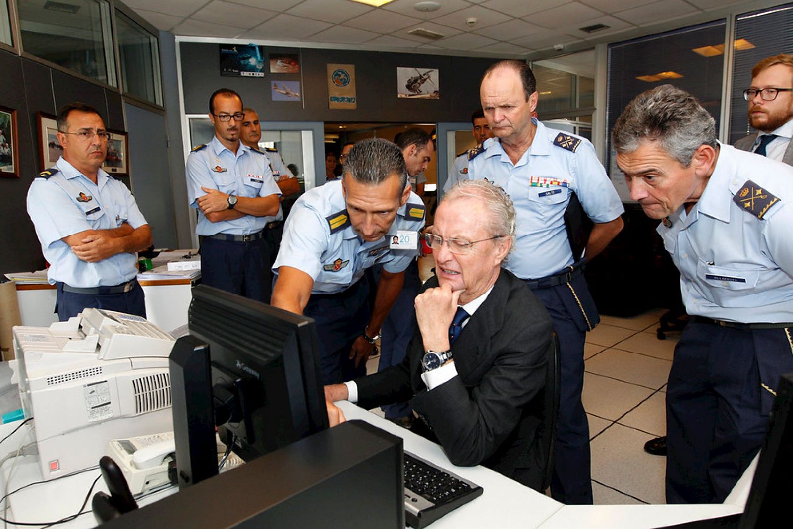 Pedro Morenés, ministro de Defensa, en el centro coordinador de salvamento de Gando