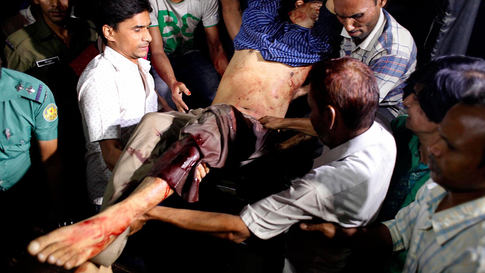 El cuerpo de Arefin Dipan es trasladado al hospital tras haber sido atacado a machetazos.