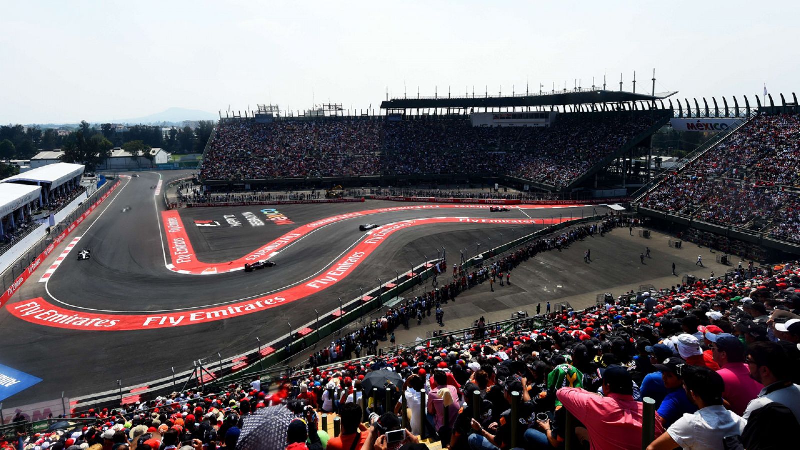 Un instante de la carrera en el Autódromo Hermanos Rodríguez.
