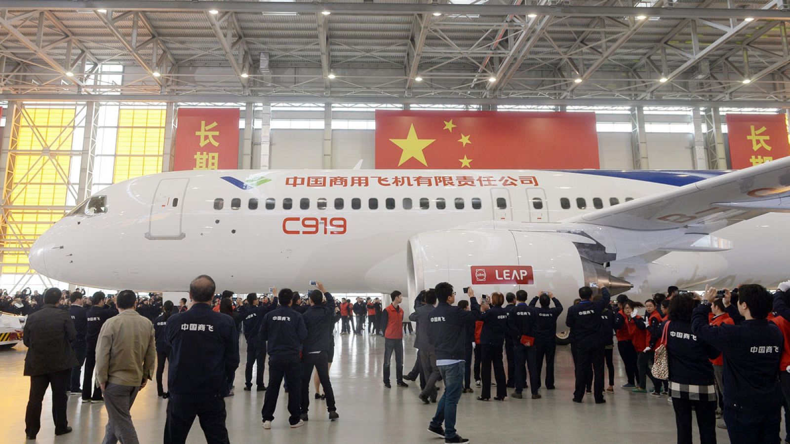 Presentación del primer avión de pasajeros para larga distancia con diseño y fabricación chinos