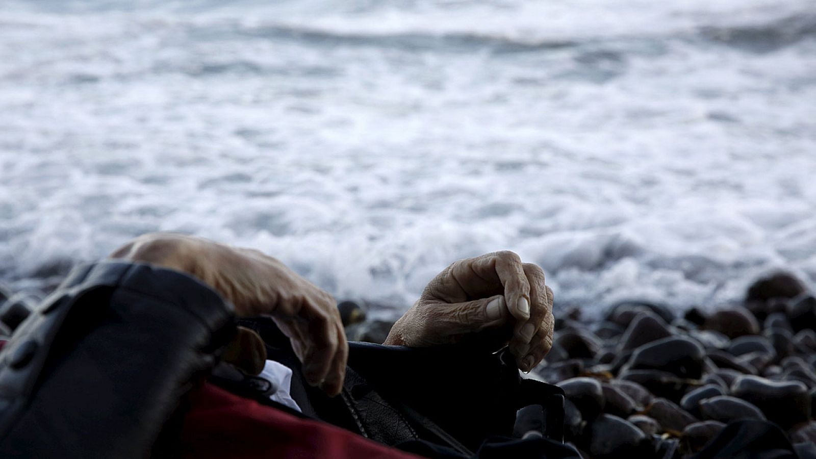 Las manos de un hombre ahogado este domingo cuando intenta llegar a la isla de Lesbos.