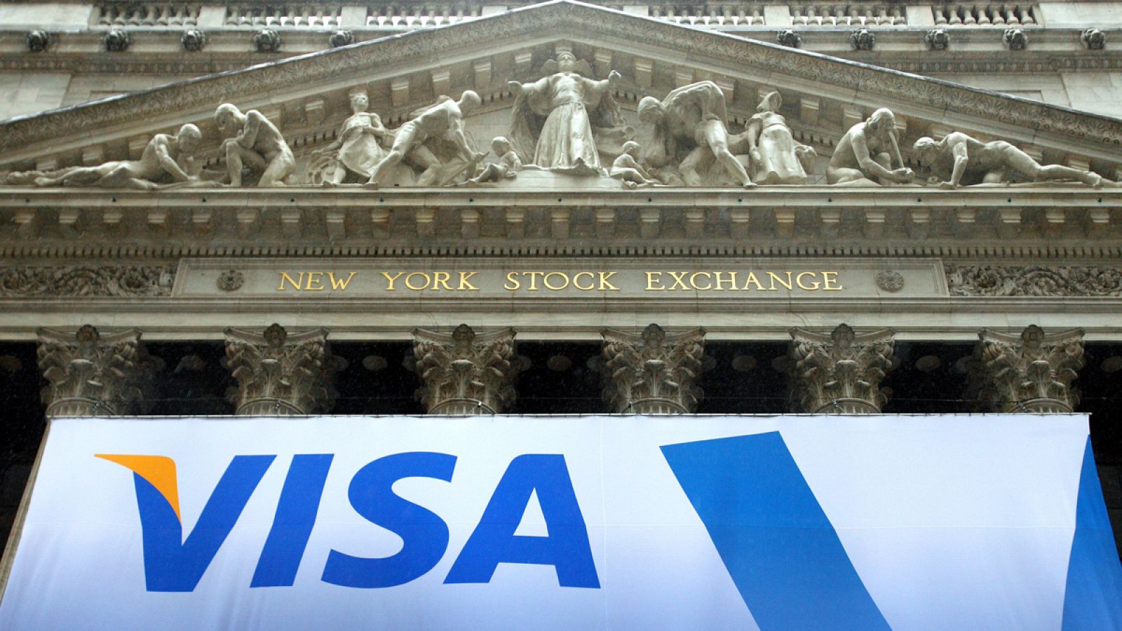 El logo de Visa desplegado en la fachada de Wall Street