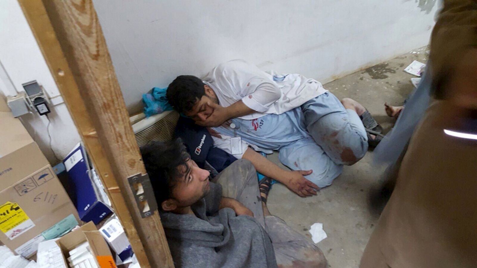 Personal sanitario de MSF dentro del hospital de Kunduf durante el bombardeo