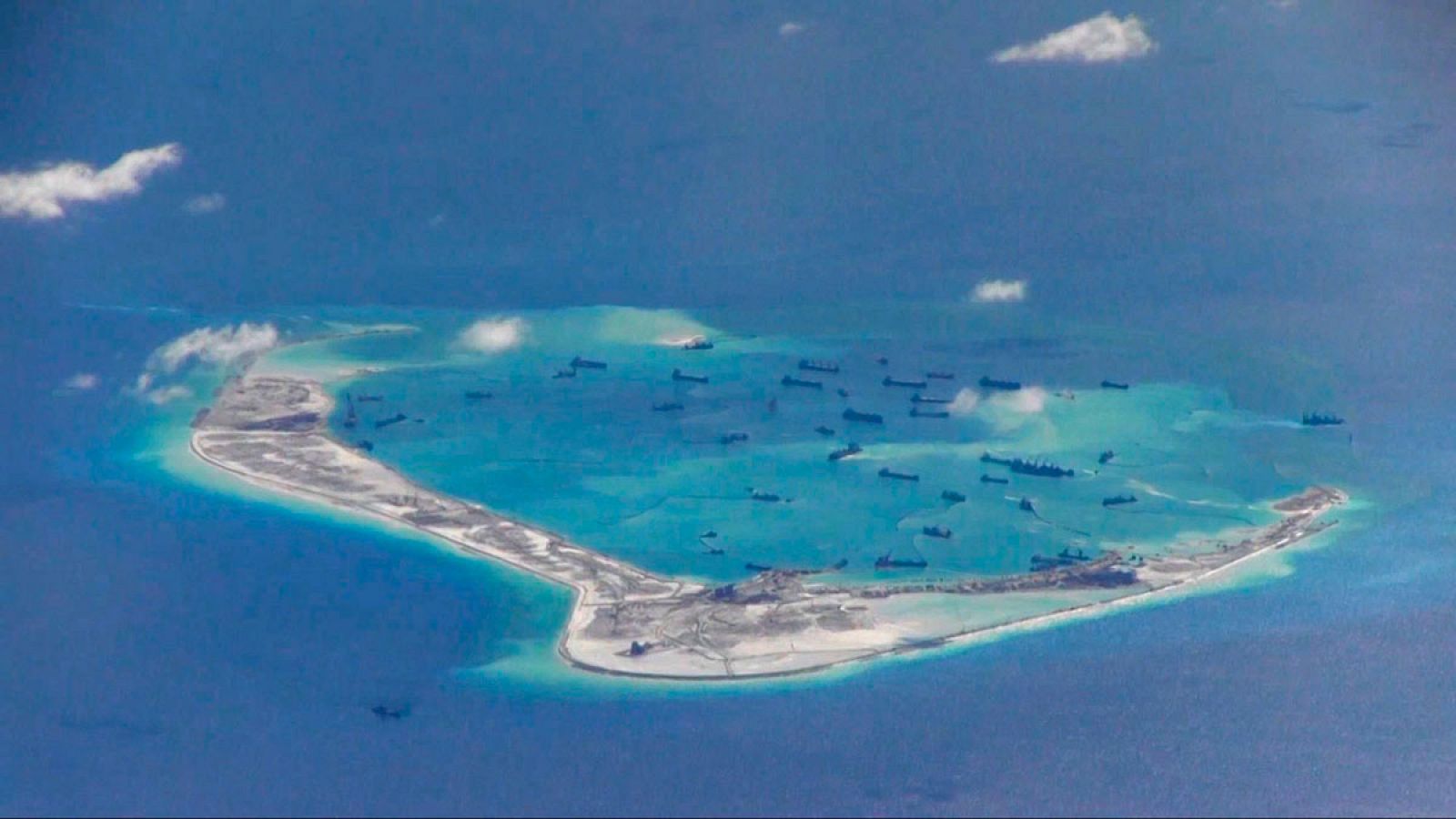 Barcos chinos en las aguas alrededor de las Islas Spratly, territorio en disputa en el Mar Meridional de China.